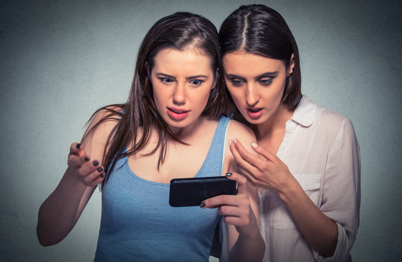 девушки гаджети